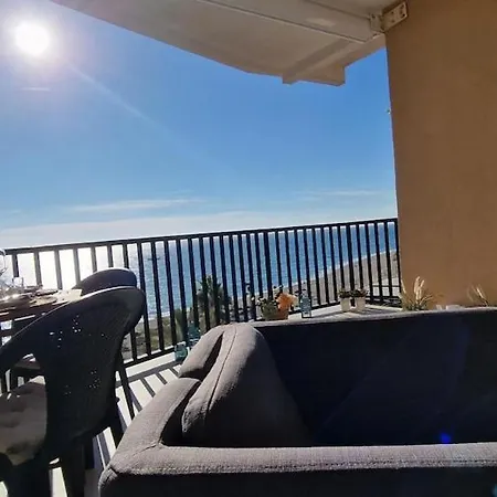 & Quite 2bdr Beachfront *